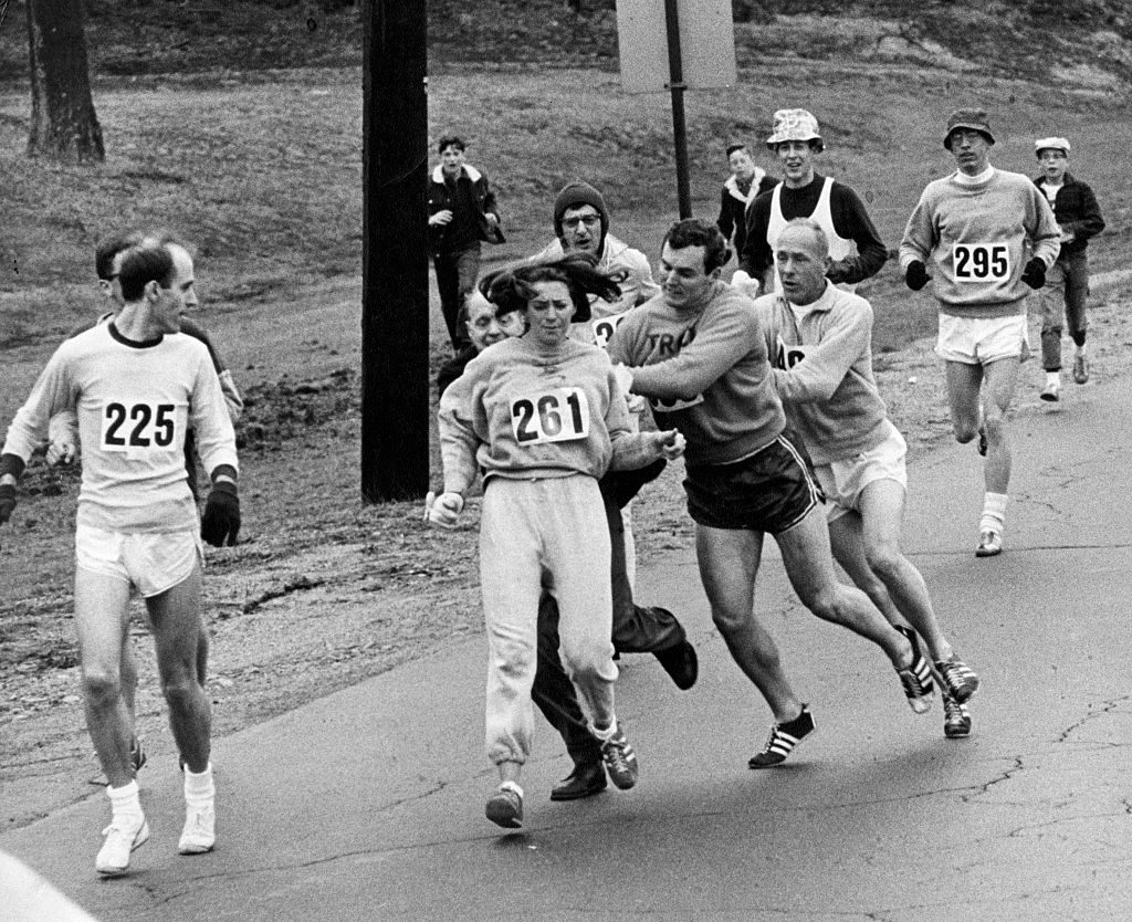 Kathrine Switzer alla Maratona di Boston del 1967 difesa dal sua fidanzato
