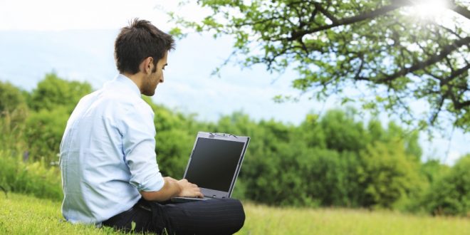 uomo che lavora fuori ufficio