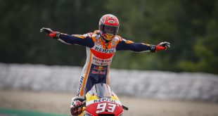 marquez festeggia al traguardo di Brno 2017