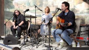 recensione there's a riot going on