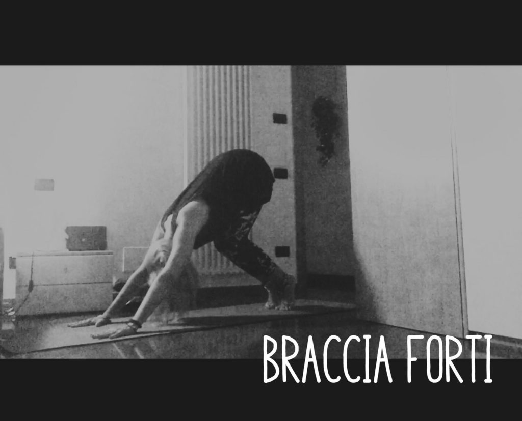 yoga, esercizi per braccia forti - video