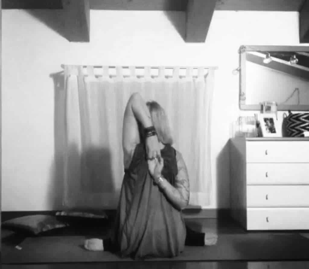 Cervicale: come combatterla con lo yoga - video