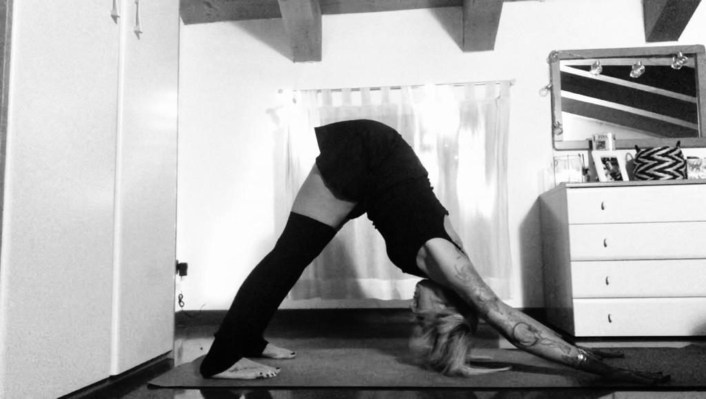 asana il cane a testa in giù