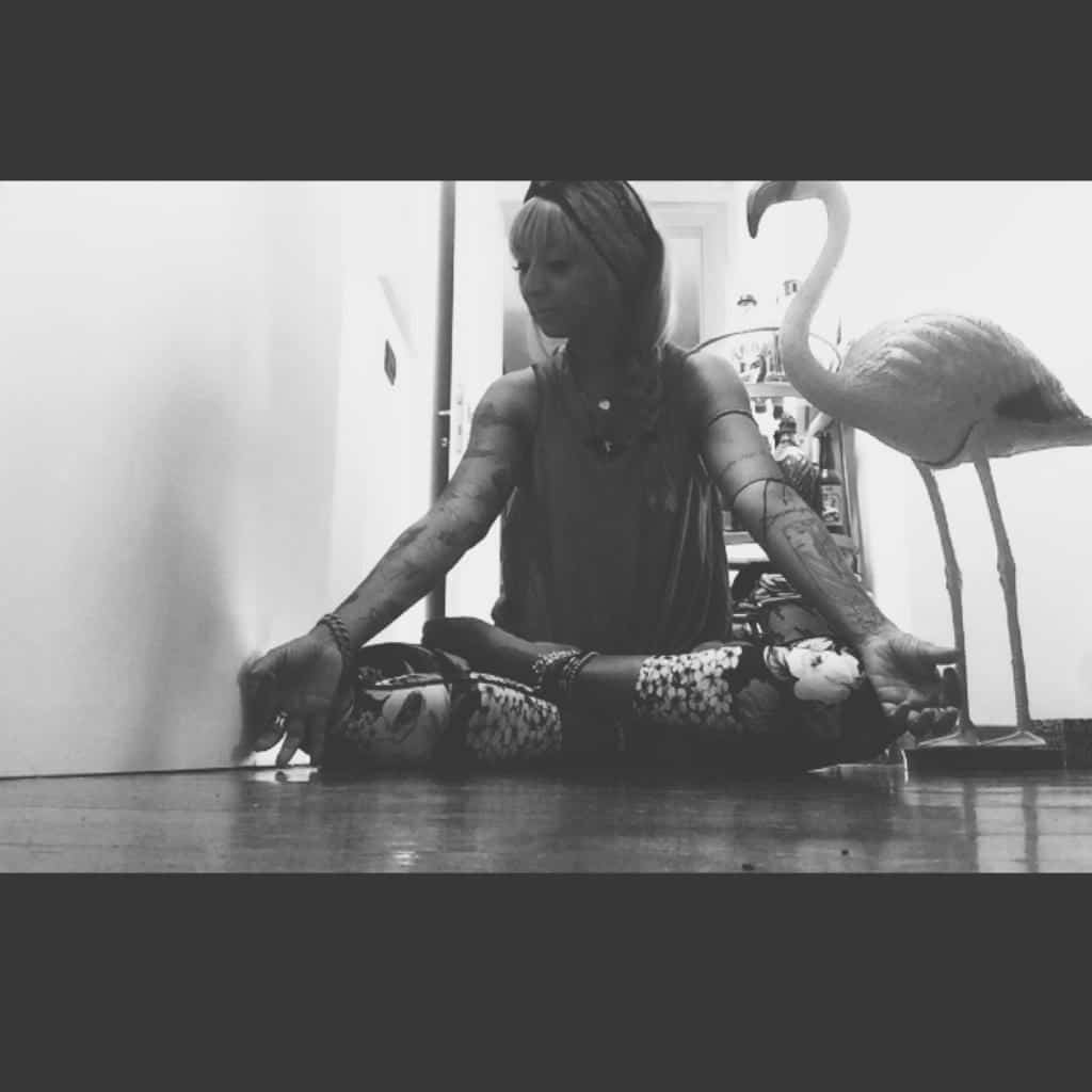 Coronavirus, esercizi yoga per superare sedentarietà e smart working