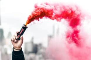 La rivoluzione con il mignolo alzato