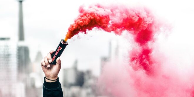 La rivoluzione con il mignolo alzato