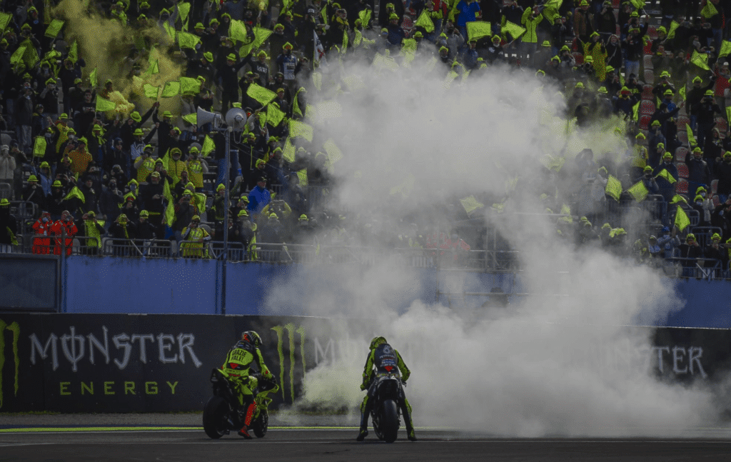 saluto di valentino rossi a misano